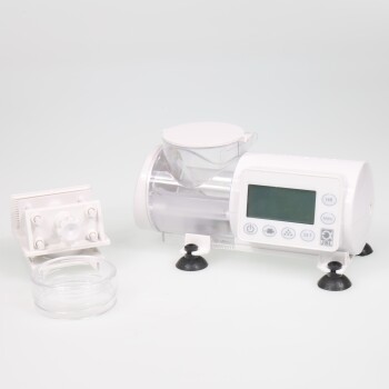 Weißer digitaler Futterspender mit einem klaren Futterbehälter und einer separaten kleinen Schüssel, ausgestattet mit Tasten für Einstellungen und einem Display.