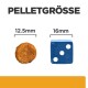 Bild, das zwei Haustierfutterpellets zum Größenvergleich zeigt: ein rundes Pellet (12,5 mm) neben einem blauen Würfel (16 mm), beschriftet mit "PELLETGRÖSSE."