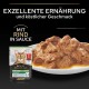 Katzenfutter in Sauce mit zarten Rindfleischstücken auf einem weißen Teller, mit einer Purina Pro Plan Sterilised Adult Verpackung daneben.