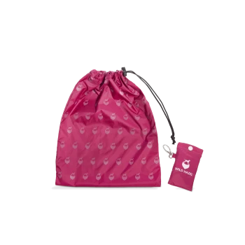 Eine rosa Zugbeutel mit einem sich wiederholenden Eichelmuster, begleitet von einem kleinen Beutel mit der Aufschrift "WILD HAZEL."