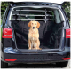Ein Golden Retriever sitzt im hinteren Teil eines schwarzen Fahrzeugs mit einer Schutzabdeckung und schaut aufmerksam in die Kamera.