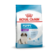 Karma dla szczeniąt Royal Canin dla dużych ras, odpowiednia dla szczeniąt w wieku 2-8 miesięcy, z wizerunkiem psa i korzyściami odżywczymi.