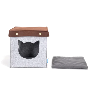 Graues Filz-Katzenhaus mit einem braunen Dach und einem katzenförmigen Eingang, begleitet von einem grauen Kissen.
