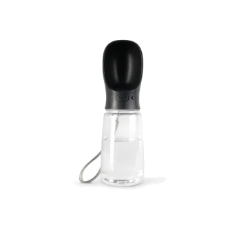 Eine schlanke schwarze und klare tragbare Haustier-Wasserflasche mit einem Schaufeloberteil und einem Riemen, entworfen für einfache Hydration unterwegs.