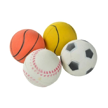 Schaumbälle Sport 4er-Pack Vier bunte Haustierspielzeuge: orangefarbener Basketball, gelber Tennisball, weißer Baseball mit roter Naht und weißer Fußball mit schwarzen Flecken.