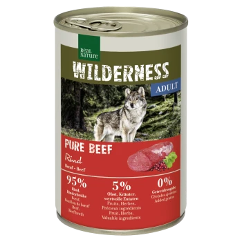 Eine Dose Real Nature Wilderness Hundefutter mit einem Wolf auf dem Etikett. Es steht 'Reines Rindfleisch' mit 95% Rindfleisch, 5% Früchten und Kräutern und 0% zugesetzten Getreiden.