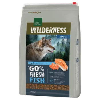 Eine Tüte Real Nature Wilderness Adult Hundefutter mit einem Wolf-Profil, Wald-Hintergrund und hervorgehobenem "60% FRESH FISH".