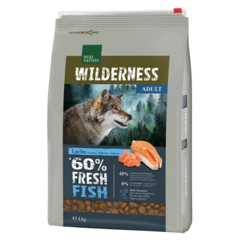 Eine Tüte Real Nature Wilderness Adult Hundefutter mit einem Wolf-Profil, Wald-Hintergrund und hervorgehobenem "60% FRESH FISH".