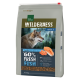 Eine Tüte Real Nature Wilderness Adult Hundefutter mit einem Wolf-Profil, Wald-Hintergrund und hervorgehobenem "60% FRESH FISH".