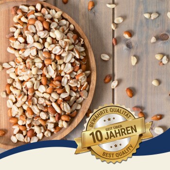 Eine Holzschale mit gemischten Nüssen auf einer Holzoberfläche, mit einem goldenen Abzeichen, das "Beste Qualität" und "10 Jahre" liest.