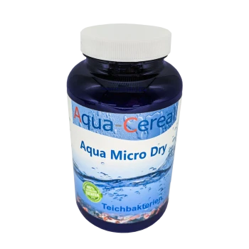 Flasche Aqua-Cereal Aqua Micro Dry, ein Teichbakterienzusatz, mit einem blauen Etikett mit Wasser-Grafiken und einem grünen "100% natürlich"-Siegel.