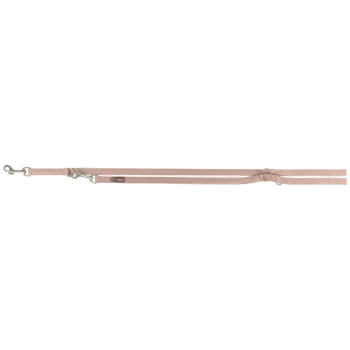 Eine hellrosa Hundeleine mit einem Metallclip und einem Schlaufenhandgriff, mit einem kleinen Anhänger mit dem Markenlogo.