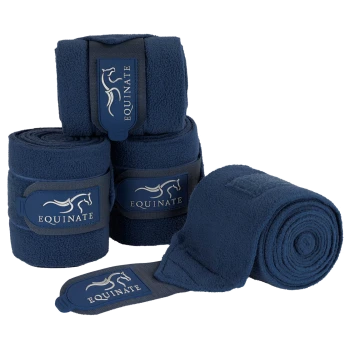 Vier marineblaue Pferdebinden mit dem "Equinate"-Logo, ordentlich gerollt und gestapelt, die ihr weiches Fleece-Material zeigen.