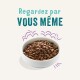 Bol de nourriture pour animaux de compagnie rempli de croquettes brunes, avec le texte "Regardez par VOUS MÊME" au-dessus.