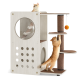 Ein moderner Katzenbaum mit zwei Katzen; eine sitzt auf einer Plattform, während die andere sich streckt, um mit einem hängenden orangefarbenen Pom-Pom zu spielen.