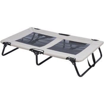 Erhöhtes Haustierbett mit einer beigen Stoffoberfläche und schwarzen Netzpaneelen, unterstützt von einem stabilen schwarzen Metallrahmen.