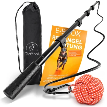 Ein Hundetraining-Set mit einer einziehbaren schwarzen Leine, rotem und weißem Seilspielzeug, schwarzer Tasche mit Tierhood-Logo und einem orangefarbenen E-Book.