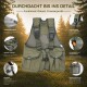 Grüne Trainingsweste für Haustiere mit Tasche, die ein orangefarbenes Gummispielzeug, eine pelzige Attrappe und eine blaue Stoff-Trainingshilfe mit „R R“-Text hält.