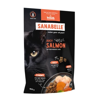 Gesicht einer schwarzen Katze neben einem Beutel Sanabelle Juicy Salmon Katzenfutter, mit Text über getreidefrei, weich und saftig, 800g.