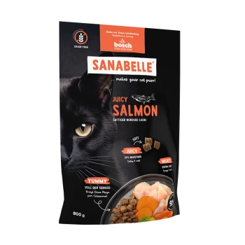 Gesicht einer schwarzen Katze neben einem Beutel Sanabelle Juicy Salmon Katzenfutter, mit Text über getreidefrei, weich und saftig, 800g.