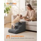 Lächelnde Frau auf der Couch, während eine Französische Bulldogge die grauen Haustiertreppen hinaufsteigt; Text: 'feandrea by SONGMICS HOME' und 'Haustiertreppe'.