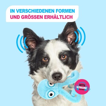 Schwarz-weißer Hund hält blaues Oktopus-Spielzeug; Text: 'IN VERSCHIEDENEN FORMEN UND GRÖSSEN ERHÄLTLICH'; 'MIT ULTRASCHALL-QUIETSCHER'
