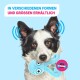 Schwarz-weißer Hund hält blaues Oktopus-Spielzeug; Text: 'IN VERSCHIEDENEN FORMEN UND GRÖSSEN ERHÄLTLICH'; 'MIT ULTRASCHALL-QUIETSCHER'