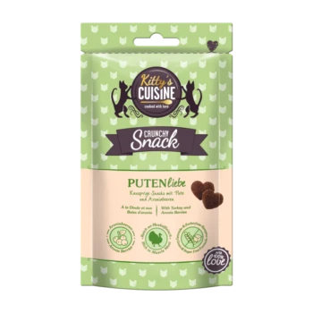 Groene snackverpakking met het label "Kitty's Cuisine Crunchy Snack" met hartvormige kalkoen- en aroniabessen traktaties.