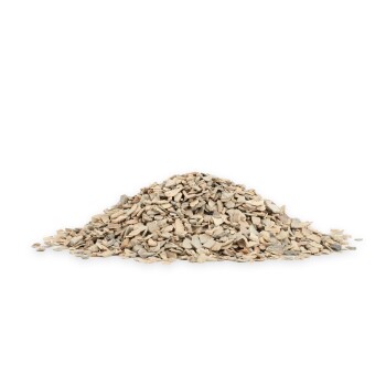 Eine braune Henne steht neben Säcken mit Hühnerfutter, die auf Deutsch beschriftet sind, mit dem Text "Entdecke unser Futter Sortiment" darüber.