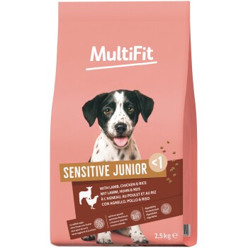 Różowe opakowanie karmy MultiFit z napisem 'SENSITIVE JUNIOR <1' ze zdjęciem szczeniaka; 'with lamb, chicken & rice'; 2,5 kg