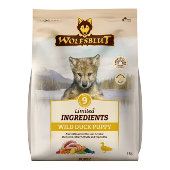 Wolfsblut Wild Duck Welpenfuttertüte mit einem Wolfshund, mit Text, der "Begrenzte Zutaten" und "Maximal 9 Zutaten" hervorhebt, 1 kg Größe.