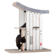 Eine schwarz-weiße Katze erkundet einen modernen Katzenbaum mit einer gebogenen Filzoberseite, einem Kratzbaum und mehreren Plattformen.
