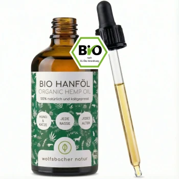 Drei Flaschen Bio-Hanföl für Haustiere, gekennzeichnet "BIO Hanföl", mit einem grünen Design, das Blätter und Tiere zeigt, neben einer Pappschachtel.