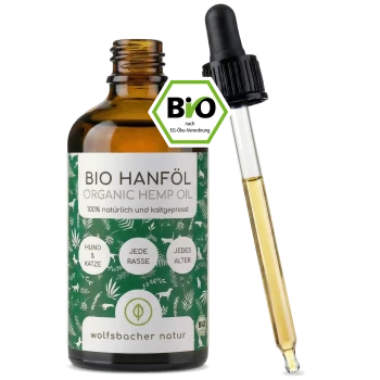 Drei Flaschen Bio-Hanföl für Haustiere, gekennzeichnet "BIO Hanföl", mit einem grünen Design, das Blätter und Tiere zeigt, neben einer Pappschachtel.
