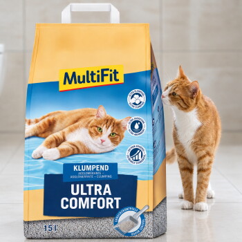 Chat tigré orange à côté d'un sac MultiFit Ultra Comfort 15 L de litière agglomérante étiqueté «Klumpend». – Généré par IA