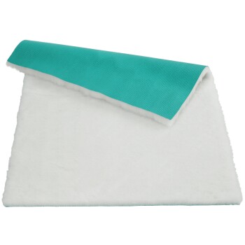 Haustierbett mit weichem weißem Fleece-Innenraum und türkisfarbenem Stoff außen, gefaltet, um beide Seiten zu zeigen.