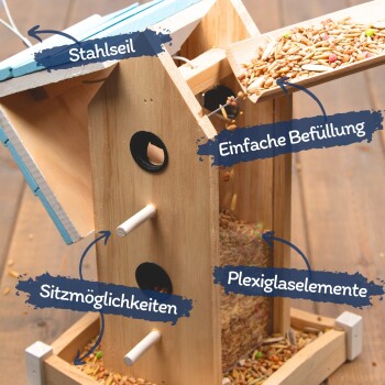 Holz-Vogelfutterspender mit Stahlseil, einfache Befüllung, Sitzmöglichkeiten und Plexiglas-Elementen, umgeben von Vogelfutter.