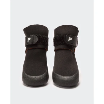 Schwarze Haustier-Stiefel mit verstellbaren Riemen, mit einem 'P'-Logo, entworfen für Schutz und Komfort.