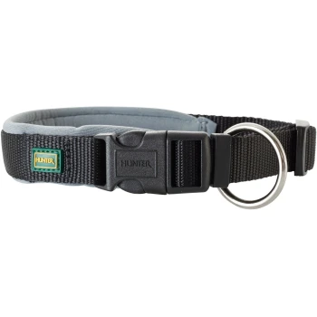 Schwarzes Hundehalsband mit einem gepolsterten grauen Innenfutter, mit einer Kunststoffschnalle und einem Metall-D-Ring, beschriftet mit dem 'HUNTER'-Logo.