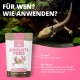 Axolotl im Aquarium neben einem NatureHolic ‚AXOLOTL-FUTTER‘-Beutel; deutscher Text ‚FÜR WEN? WIE ANWENDEN?‘ und Fütterungsanleitung