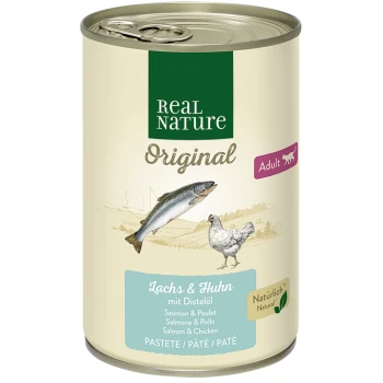 Dosenfutter für Haustiere mit der Aufschrift "Real Nature Original" mit Lachs und Huhn, mit einem grünen und beigen Design und "Adult" und "Naturlich."