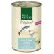 Dosenfutter für Haustiere mit der Aufschrift "Real Nature Original" mit Lachs und Huhn, mit einem grünen und beigen Design und "Adult" und "Naturlich."