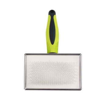 Tierpflegebürste mit einem Kopf aus rostfreiem Stahl und einem hellgrünen ergonomischen Griff, entworfen zum Entfernen von losem Fell.