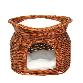 Geflochtenes Korb-Haustierbett mit einem gemütlichen weißen Kissen, mit einer offenen Vorderseite für einfachen Zugang.