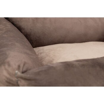 Nahaufnahme eines plüschigen Haustierbettes mit einer weichen, braunen Außenseite und einem hellbeigen Kissen, ideal für den Komfort von Haustieren.