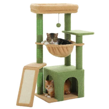 Zwei Katzen, eine getigerte und eine orange, entspannen auf einem mehrstöckigen Katzenbaum mit einer Hängematte, einem Kratzbaum und einem Versteck.
