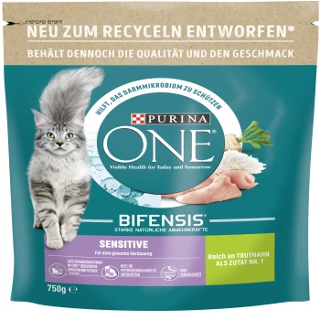 BIFENSIS Sensitive Truthahn und Reis 2x750 g Purina ONE Katzenfutterbeutel mit einer flauschigen grauen Katze, beschriftet mit "BIFENSIS® SENSITIVE", mit Ansprüchen auf Verdauungsgesundheit und hohem Truthahngehalt.