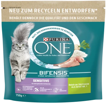 Purina ONE Katzenfutterbeutel mit einer flauschigen grauen Katze, beschriftet mit "BIFENSIS® SENSITIVE", mit Ansprüchen auf Verdauungsgesundheit und hohem Truthahngehalt.