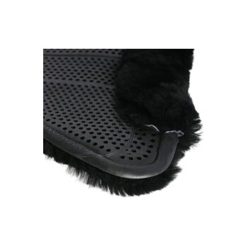 Nahaufnahme einer schwarzen Haustiermatte mit einer strukturierten Gummibasis mit Belüftungslöchern und einem weichen, flauschigen Rand.