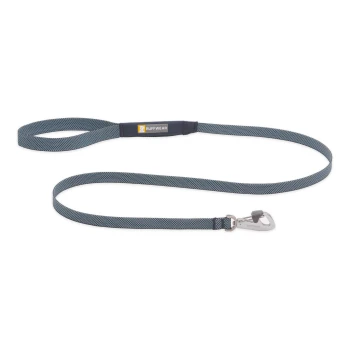 Eine blaue und graue Hundeleine von Ruffwear, mit einem gepolsterten Griff und einem Metallclip zur Befestigung.